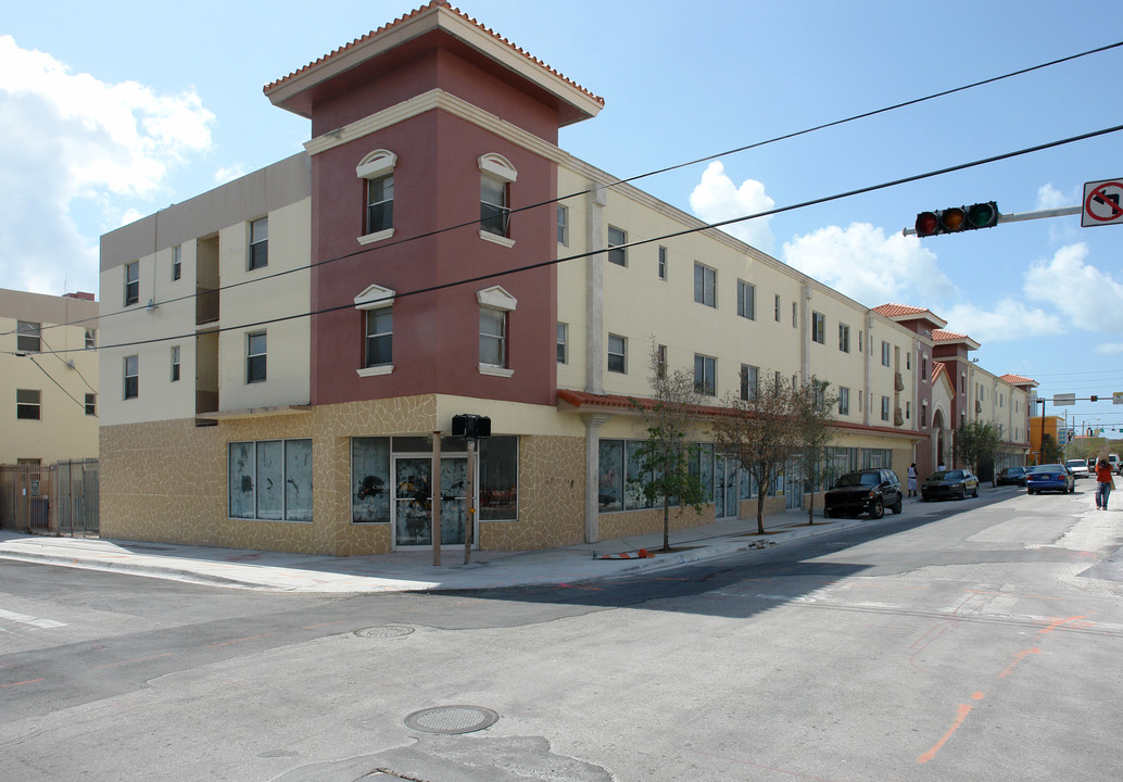 New Arena Square Apartments in Miami, FL - Building Photo