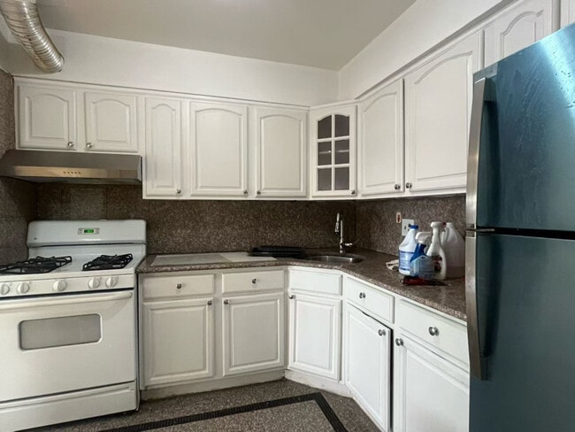 134-30 57th Rd in Queens, NY - Foto de edificio - Building Photo