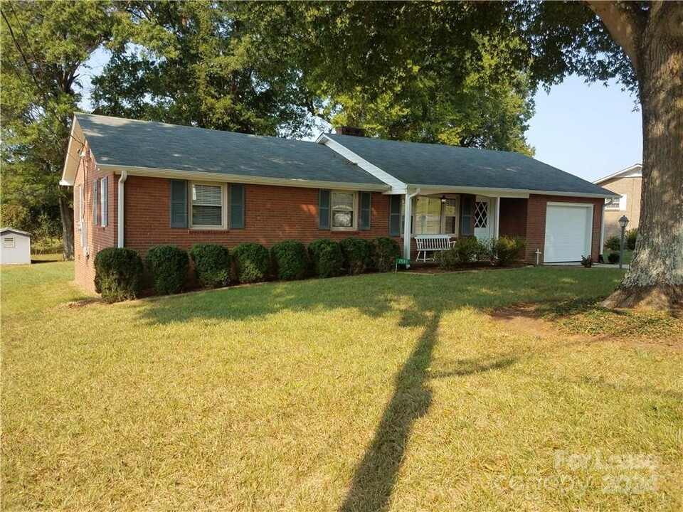 3581 Brookwood Dr in Maiden, NC - Building Photo