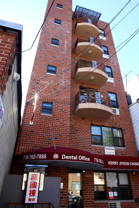 13308 41st Ave in Flushing, NY - Building Photo