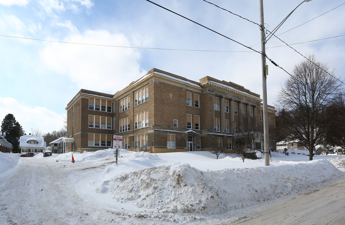 Majestic Apartments in Herkimer, NY - Foto de edificio