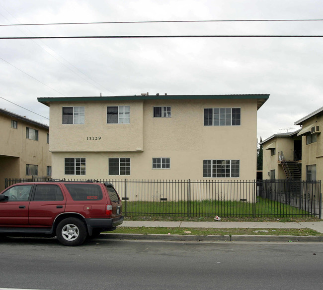 13127-13129 Vanowen St in North Hollywood, CA - Foto de edificio - Building Photo