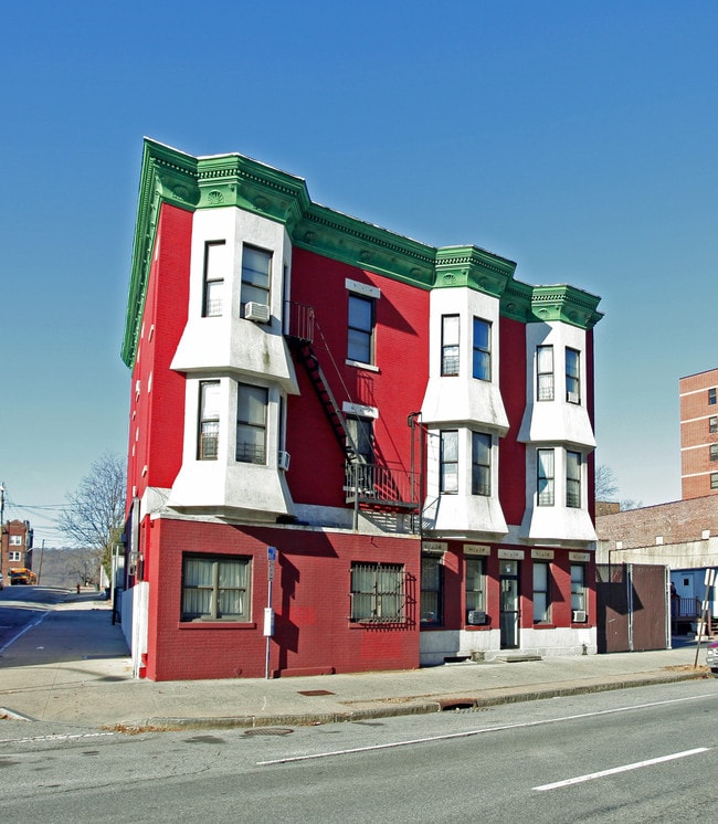 203 Riverdale Ave in Yonkers, NY - Building Photo - Building Photo