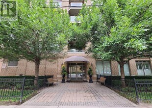 140 Bathurst St in Toronto, ON - Building Photo - Building Photo