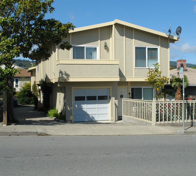 135 Magnolia Ave in Millbrae, CA - Foto de edificio - Building Photo