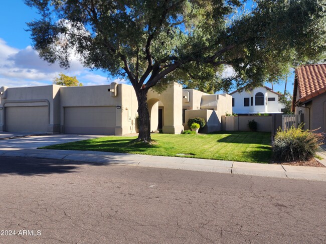 9073 E Meadow Hill Dr in Scottsdale, AZ - Building Photo - Building Photo