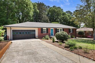2311 Robin Ln SE in Smyrna, GA - Building Photo - Building Photo