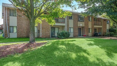 Woodhues Apartments in Farmington Hills, MI - Foto de edificio - Building Photo