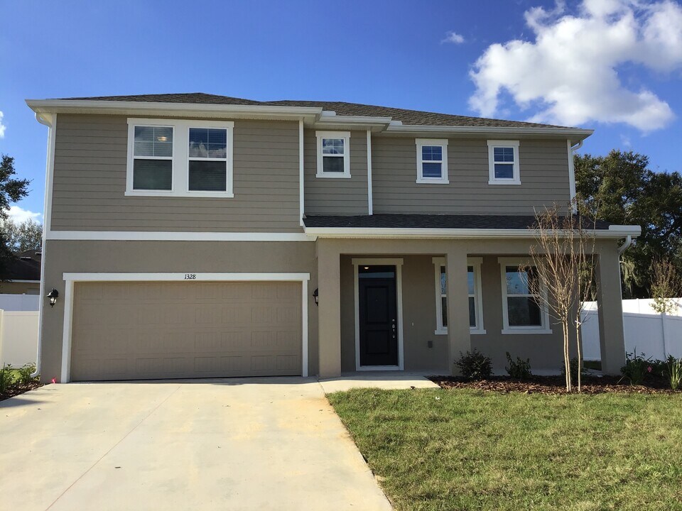 1328 Mount Logan Dr in Apopka, FL - Foto de edificio