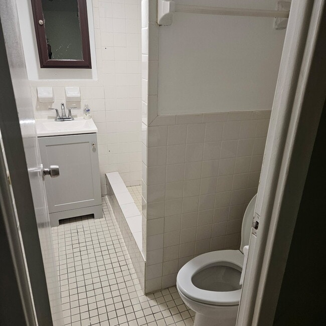 2649 91st St, Unit Basement apartment in East Elmhurst, NY - Foto de edificio - Building Photo