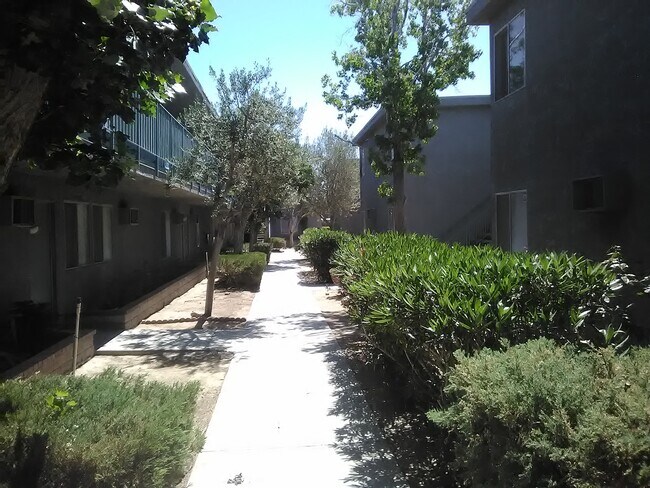 38238 11th St E in Palmdale, CA - Building Photo - Building Photo