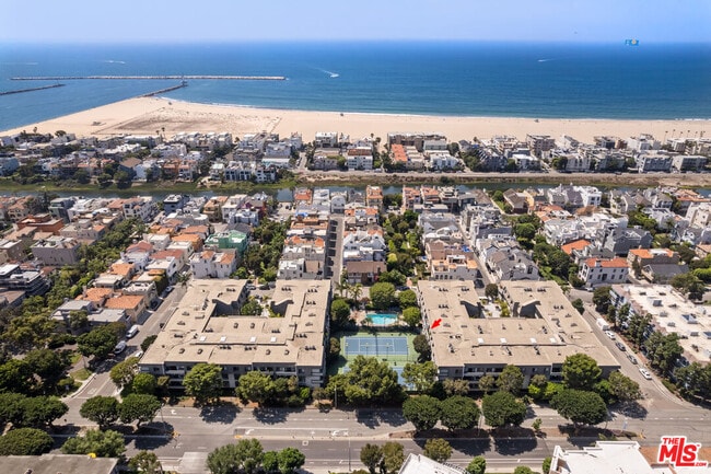306 Bora Bora Way in Marina Del Rey, CA - Building Photo - Building Photo