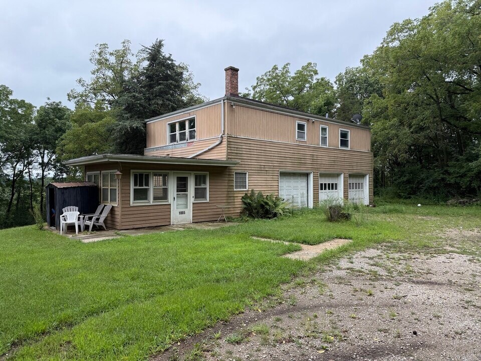 1005 Cherry Valley Rd in Bull Valley, IL - Building Photo