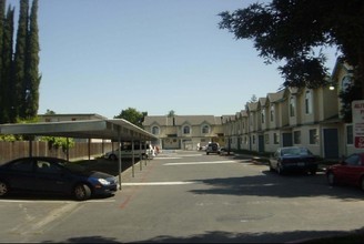 Turtle Creek Townhomes in Turlock, CA - Foto de edificio - Building Photo