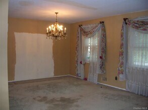57-04 Cloverdale Blvd in Queens, NY - Building Photo - Building Photo