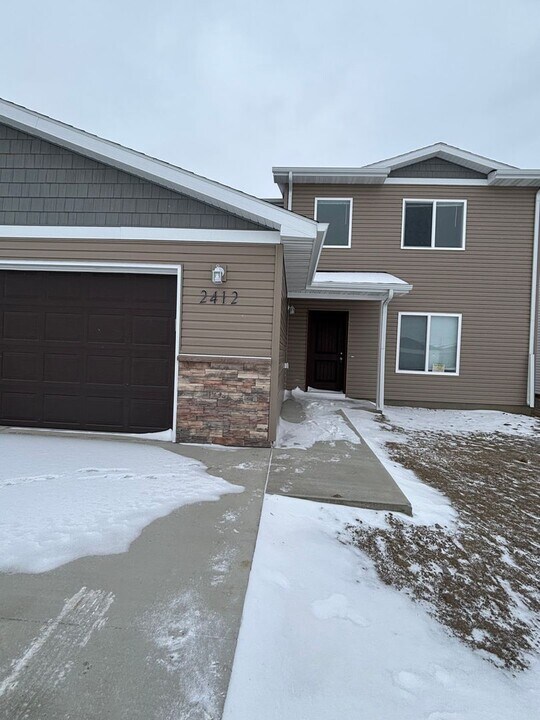 2412 Ivory St in Minot, ND - Building Photo
