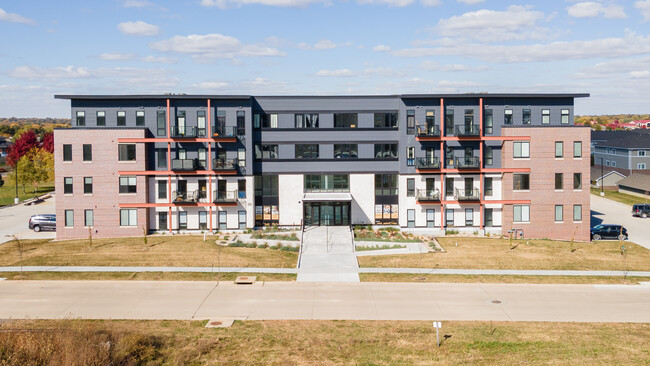 The Residence @ Willow Falls in Cedar Falls, IA - Foto de edificio - Building Photo