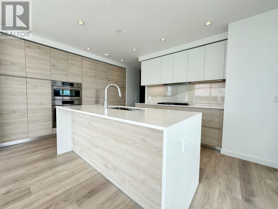 660 Quayside Dr in New Westminster, BC - Building Photo