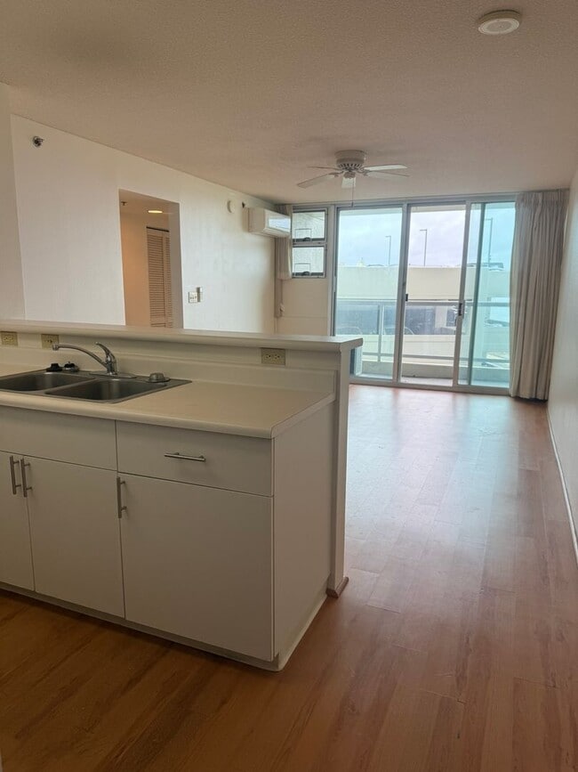 215 N King St in Honolulu, HI - Foto de edificio - Building Photo