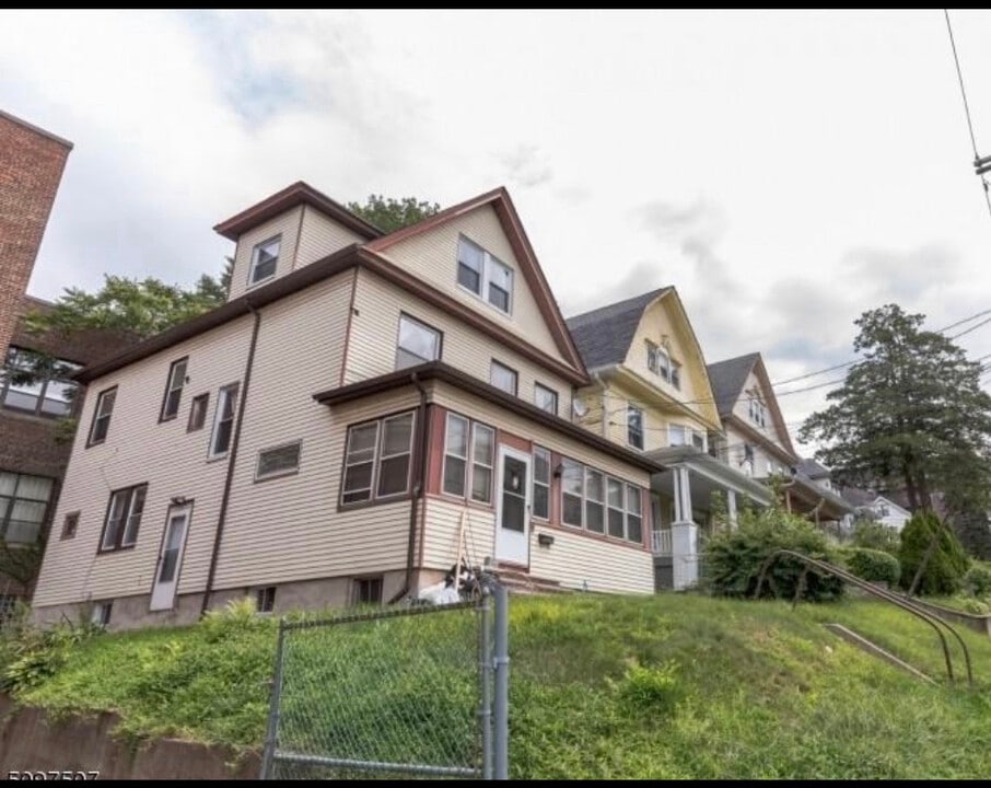 499 Highland Ave in Orange, NJ - Foto de edificio