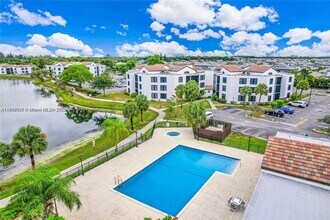 210 Lake Pointe Dr in Oakland Park, FL - Building Photo - Building Photo