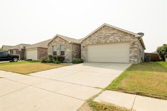 5829 Mountain Bluff Dr in Fort Worth, TX - Building Photo - Building Photo