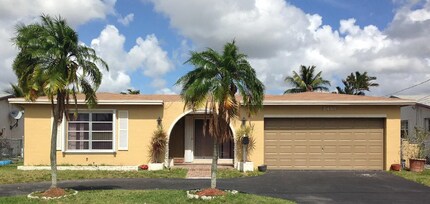 2410 NW 87th Ln in Sunrise, FL - Foto de edificio - Building Photo