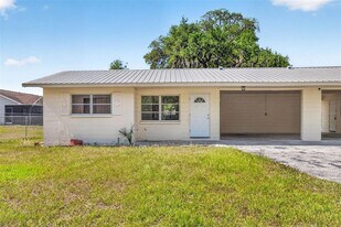34816 Evergreen Way in Ridge Manor, FL - Building Photo