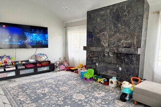 1245 N Orchard Dr in Burbank, CA - Foto de edificio - Building Photo