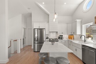 40 Thurston Point Rd in Gloucester, MA - Foto de edificio - Building Photo