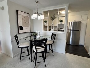 Sovereign & Saxony Apartments in Framingham, MA - Foto de edificio - Building Photo