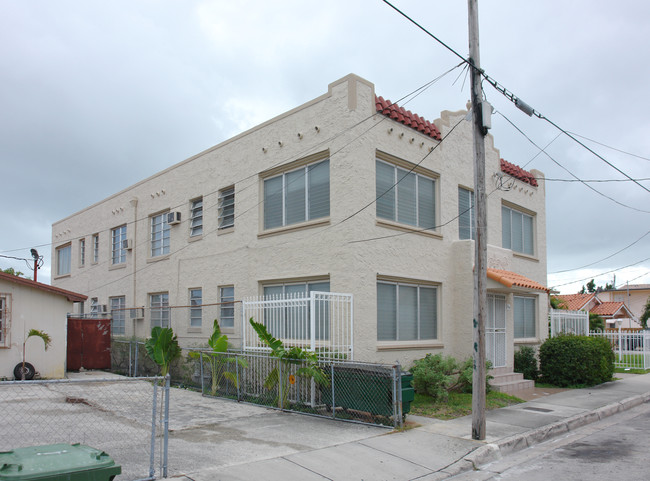 139 NW 17th Pl in Miami, FL - Foto de edificio - Building Photo