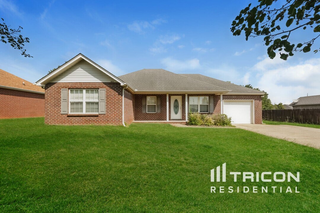 8014 Lomond Dr in Smyrna, TN - Foto de edificio
