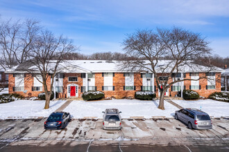 Applewood Village Apartments in Greendale, WI - Building Photo - Building Photo