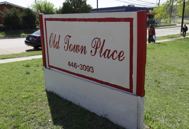 Old Town Place in Carrollton, TX - Foto de edificio - Building Photo