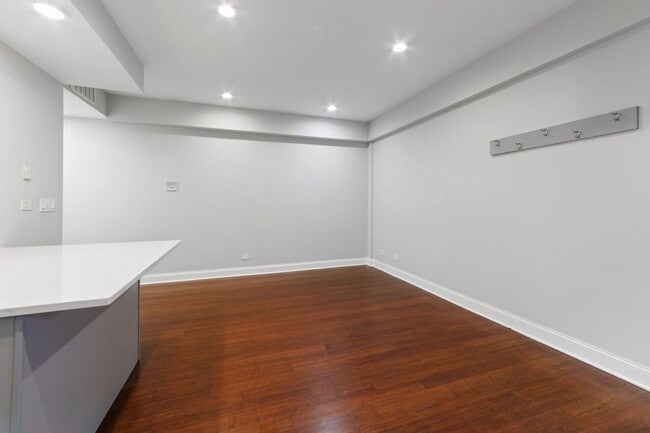 4637 N Dover St in Chicago, IL - Foto de edificio - Building Photo