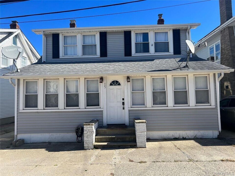 15 Shore Ave in Bayville, NY - Building Photo