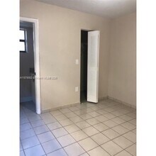 5960 W 25th Ct in Hialeah, FL - Foto de edificio - Building Photo