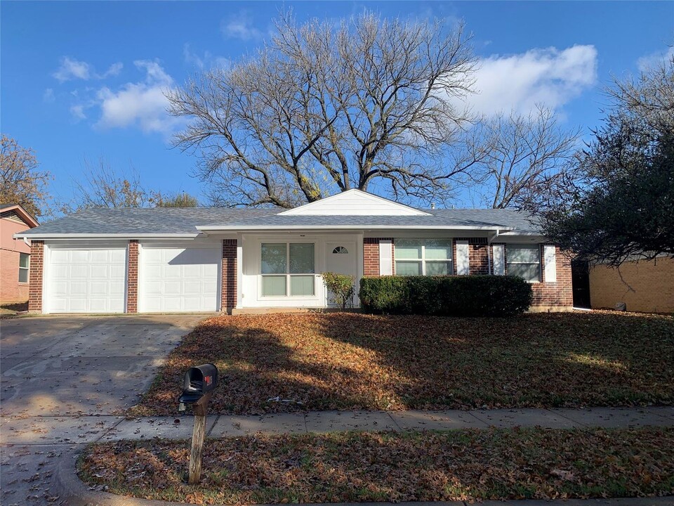 2115 Menefee St in Arlington, TX - Building Photo