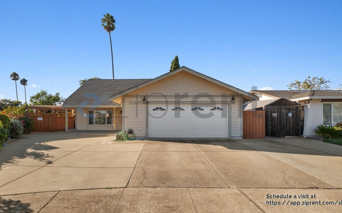 32445 Lake Barlee Ln in Fremont, CA - Building Photo