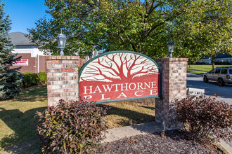 Hawthorne Place Apartments in Pewaukee, WI - Foto de edificio - Building Photo