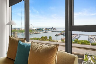 453 E Waterside Dr in Chicago, IL - Building Photo - Building Photo