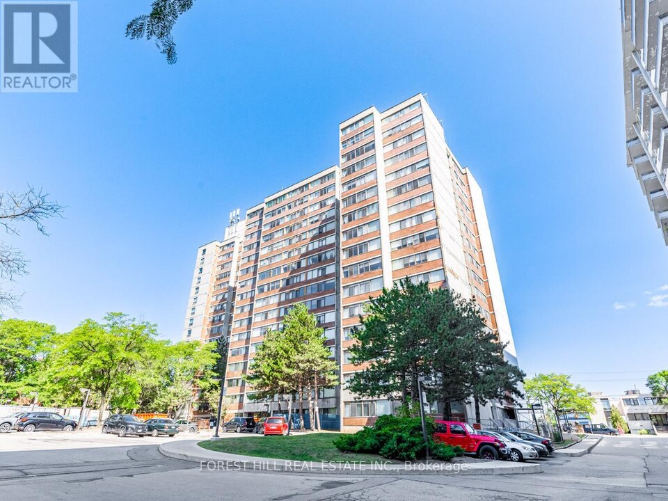 3000-3000 Bathurst St in Toronto, ON - Building Photo