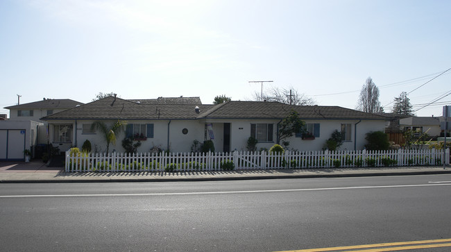 1300-1304 Fernside Blvd in Alameda, CA - Foto de edificio - Building Photo