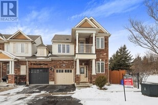 34 McCandless Ct in Milton, ON - Building Photo