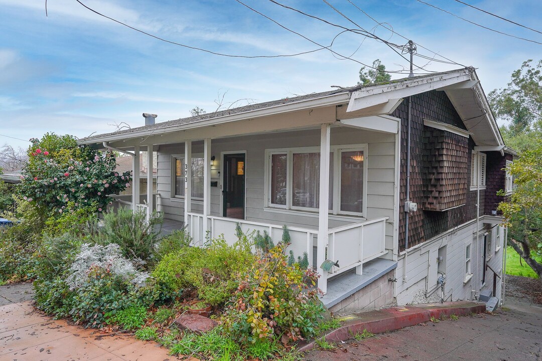 373 Moraga Ave in Piedmont, CA - Building Photo