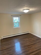 212 Upper County Rd in Dennisport, MA - Foto de edificio - Building Photo