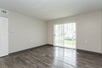 Willow Creek Apartments & Townhomes in Battle Creek, MI - Building Photo - Interior Photo