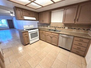 1917-1919 W Whitendale Ave in Visalia, CA - Building Photo - Building Photo