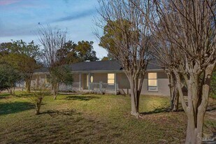 8229 Ridgefield Rd in Pensacola, FL - Building Photo